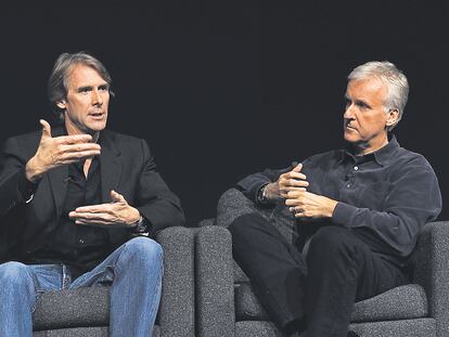 <b>Michael Bay debatiendo recientemente con James Cameron en un encuentro en Los Ángeles.</b>