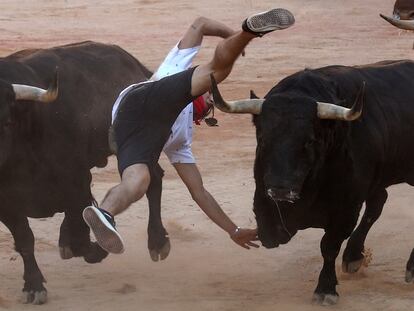 PAMPLONA, 13/07/2022.- Uno de los mozos ante los toros de la ganadería Victoriano del Río Cortés en la entrada a la Plaza de Toros de Pamplona, durante el séptimo encierro de los Sanferminies, este miércoles. EFE/ J.P. Urdiroz
