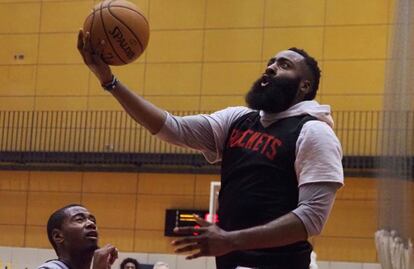 James Harden, durante un entrenamiento el lunes en Tokio.