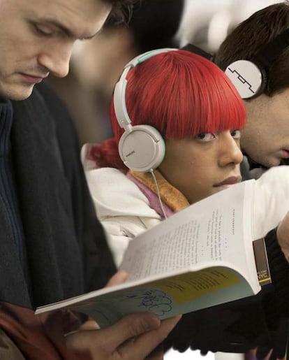 Un hombre leyendo a Kurt Vonnegut