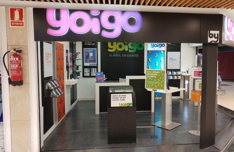Una tienda de Yoigo en un centro comercial.