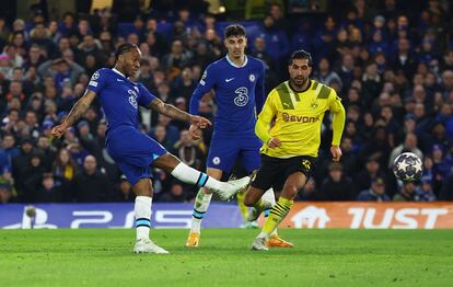 Con este remate Sterling marca el primer gol del Chelsea ante el Dortmund (2-0).