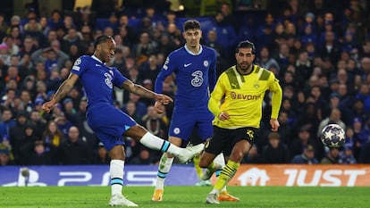 Con este remate Sterling marca el primer gol del Chelsea ante el Dortmund (2-0).