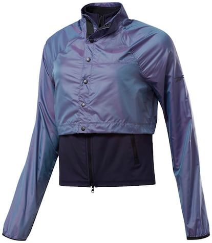 Sobrecapa irisada para dar visibilidad y proteger del viento y la lluvia fina en ests chaqueta One Series Running Night Run de Reebok.