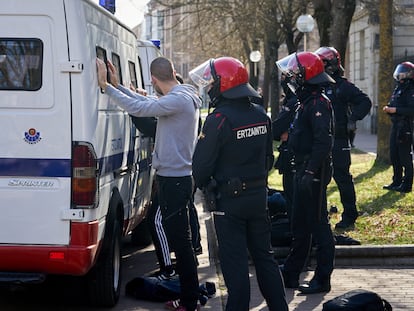 La Ertzaintza procede a la detención de varios jóvenes en los incidentes ocurridos este jueves en la UPV en Vitoria.