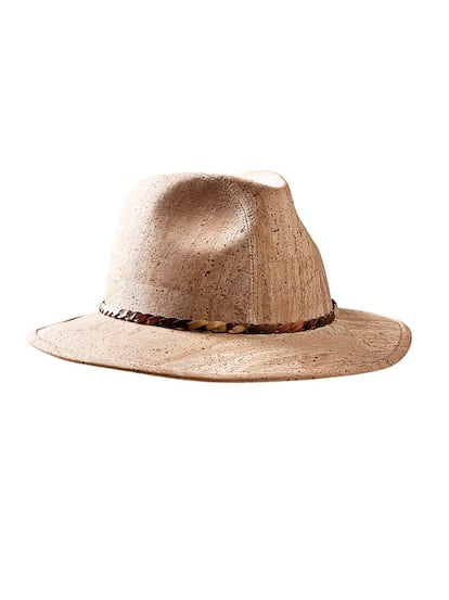 Si todavía no te has hecho con el sombrero de este verano te ayudamos a encontrarlo. Este modelo de corcho es de Cork (c.p.v).