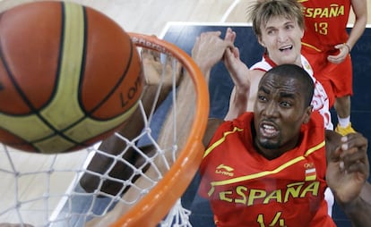 Serge Ibaka encesta después de un rebote en ataque.