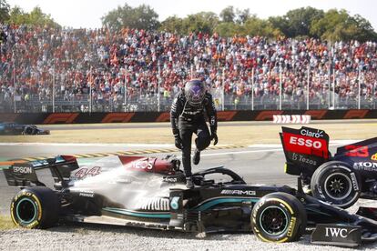 Los dos pilotos salieron de sus bólidos por su propio pie pero ni se miraron, antes de volver andando al garaje, en un calco de aquellas imágenes de antaño. En la fotografía, Lewis Hamilton abandona su monoplaza.