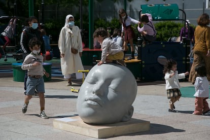 Varios niños juegan con las esculturas creadas por Samuel Salcedo e inspiradas en las joyas de 'Alicia en el país de las maravillas' de Suárez, en la plaza de Serrano.