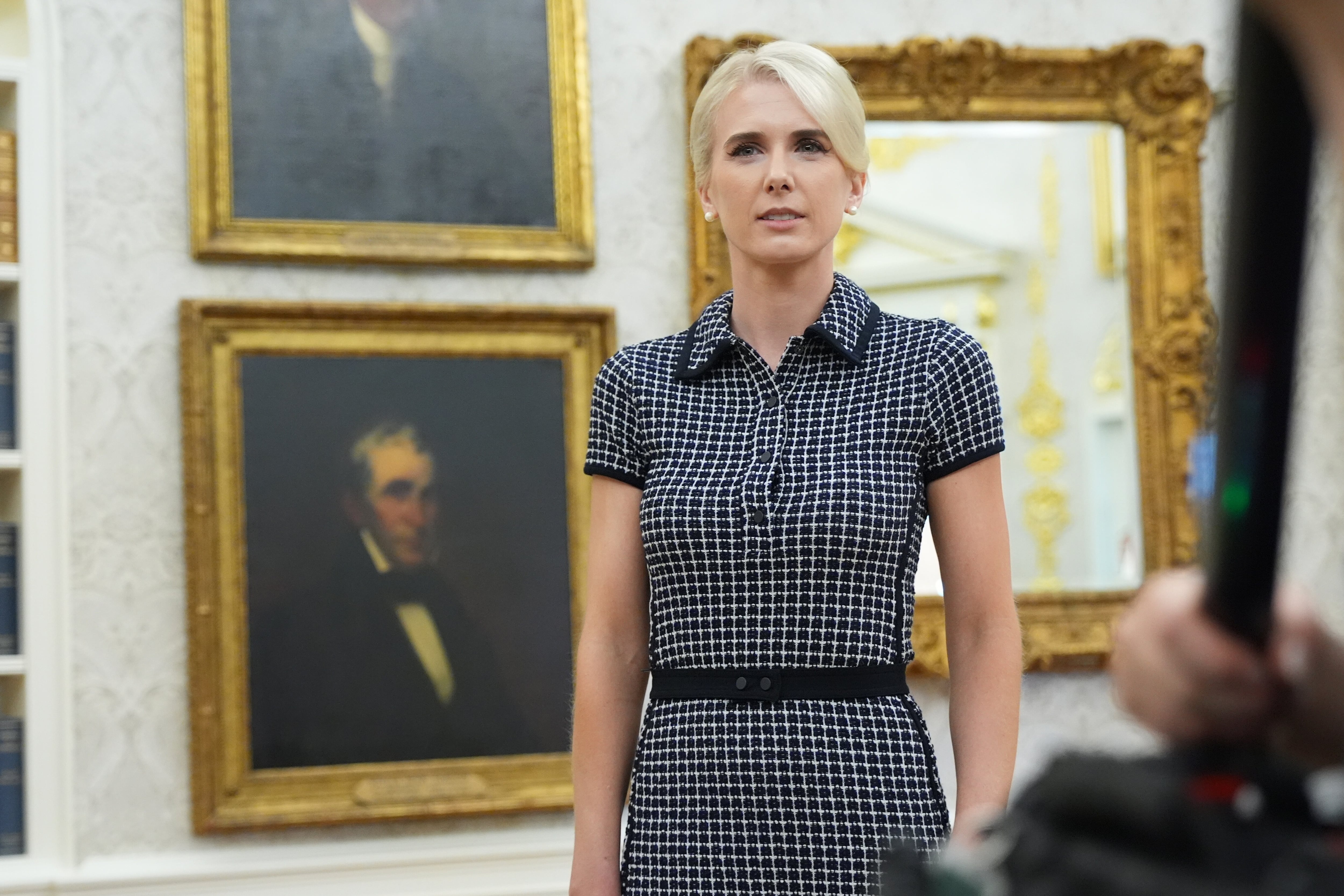 Trump regaló más de 38.000 euros en efectivo a Natalie Harp y a dos colaboradoras más