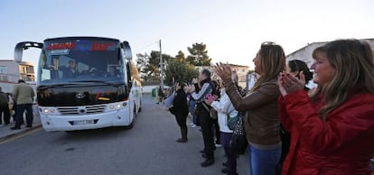 Madres del colegio de Montserrat (Valencia) aplauden la llegada del microbús que llevará sus hijos al colegio.