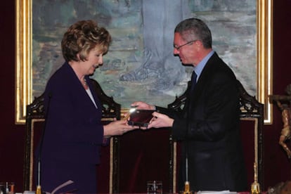 Gallardón entrega a McAleese las Llaves de Oro de Madrid.