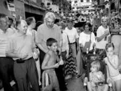 b 36316 - 17/ago/00 - color- Pascual Maragall en las fiestas de Gracia, a su der Teresa Sandoval (ex-regidora) con un cochecito de niño.- Foto: Manolo S. Urbano