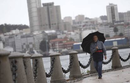 Un hombre camina por el paseo marítimo de A Coruña este viernes.