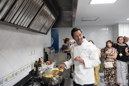 El  cocinero portugués, José Avillez, prepara un Bacalao a Bras, en la embajada de Portugal en Madrid.