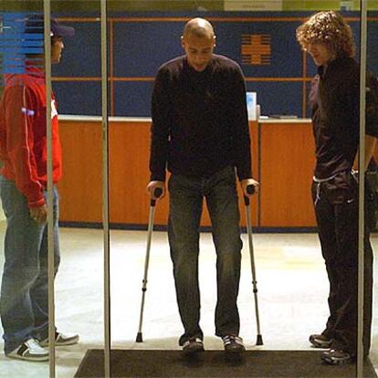 Larsson, junto a Gio (a su izquierda) y Puyol al llegar a la clínica.