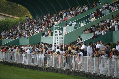 Numeroso público en una de las jornadas de la temporada de verano de las carreras de caballos en San Sebastián.