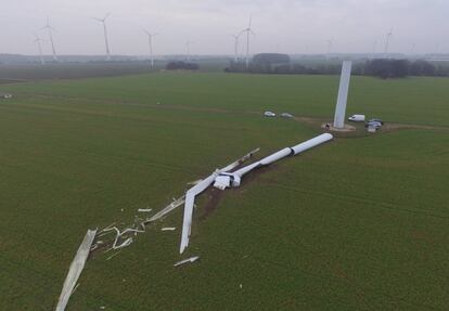 Un aerogenerador cuyo mástil se derrumbó en un campo cerca de Grimmen (Alemania).