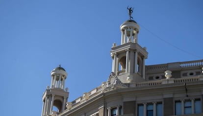 El único Hermes que queda en el edificio sujetado con cuerdas