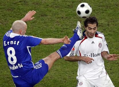 Ernst, del Schalke, trata de alcanzar el balón ante el turco Altintop, del Bayern.