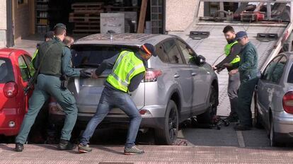 Agentes de la Guardia Civil se incautan de un vehículo en Barakaldo ayer durante la Operación Zerga.