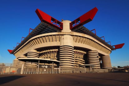 Sus torres se asemejan a tornillos futuristas sobre los que reposa una estructura de acero que soporta el techo de cristal del mayor templo del fútbol en Italia (también conocido como San Siro), que debe su nombre a un jugador italiano todavía más grande. Aquí juegan los dos clubes de la ciudad: el Inter y el Milan, cuyos éxitos pueden admirarse en el museo de la casa. Tras casi 100 años de historia –fue inaugurado en 1926 bajo el proyecto del arquitecto Alberto Cugini–, este estadio podría estar próximo a su final; hay planes para demoler la vieja leyenda. <a href="https://www.sansirostadium.com/ " rel="nofollow" target="">sansirostadium.com</a>