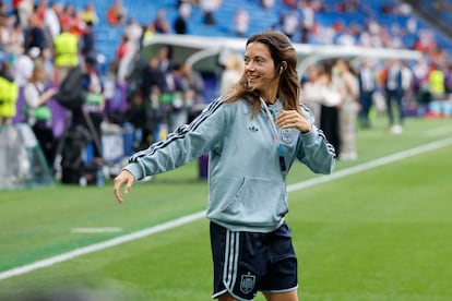 La centrocampista Aitana Bonmatí camina por el estadio St. Jakob Park de Basilea (Suiza), horas antes de la final.