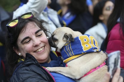 Una aficionada de Boca Juniors, junto a su mascota este sábado, en Madrid.