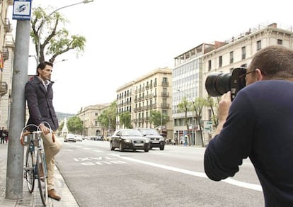 Andrés Velencoso posa en Barcelona para Scott Schuman.