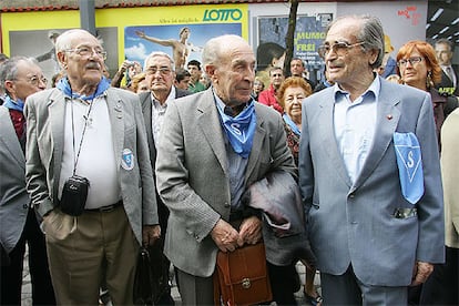 Tres supervivientes: Eusebi Pérez (izquierda), Francisco Batiste (centro) y Marcel·lí Garriga, ante la Embajada de España en Viena.