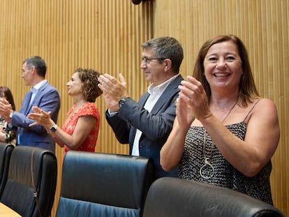 Francina Armengol (en primer término), en la reunión del grupo socialista en el Congreso presidida por Pedro Sánchez, el pasado 16 de agosto.