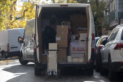 Una furgoneta movida con combustibles fósiles reparte por el centro de Madrid, este jueves.