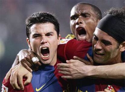 Saviola, Eto'o y Márquez festejan un gol del Barcelona