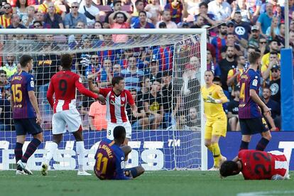 Óscar De Marcos, tercero por la izquierda, celebra el gol del Athletic de Bilbao.
