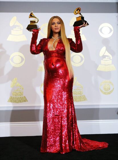 Beyoncé posa con los dos Grammys que ganó el pasado febrero. Esta fue la primera aparición de la cantante poco después de anunciar su embarazo gemelar en Instagram.