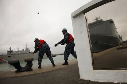 Militares de los Estados Unidos amarran en el puerto de Rota el navío americano 'Cape Ray' (derecha) procedente del puerto estadounidense de Portsmouth (Virginia) que destruirá parte del arsenal químico sirio.