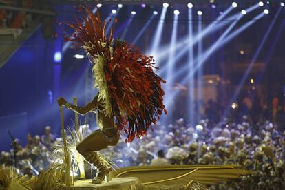 Bailarina de la escuela de samba Uniao da Ilha (Unión de la Isla) durante su actuación en el sambódromo de Río de Janeiro, el 27 de febrero de 2017.