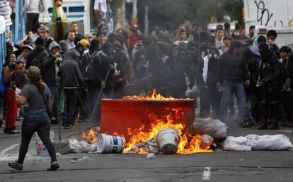 Los manifestantes crean una barricada durante la marcha en la Ciudad de México. Los maestros, anarquistas y otros grupos que protestan contra la reforma energética y la educación propuestos marcharon por separado hacia el Congreso.