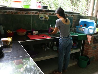 Mujer lavando los platos en Guaviare, Colombia.