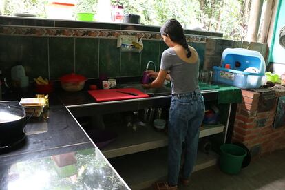 Mujer lavando los platos en Guaviare, Colombia.