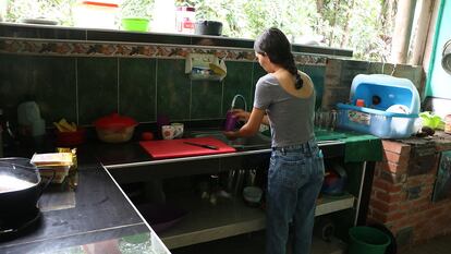 Mujer lavando los platos en Guaviare, Colombia.