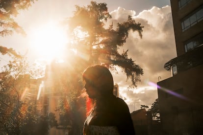 Estas comunidades desplazadas han estado sobreviviendo entre el Parque Nacional y La Rioja desde 2022. Desde entonces, las comunidades indígenas han reportado al menos una veintena de niños fallecidos, a causa de afecciones relacionadas con las malas condiciones en los asentamientos. Aslys Queragama camina por El Parque Nacional el 21 de mayo de 2025.