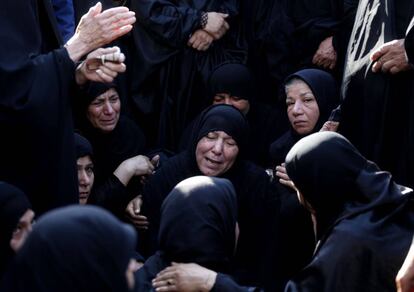 Mujeres iraníes lloran durante un funeral por los 24 muertos en un ataque al desfile militar en el suroeste de Irán, en la ciudad de Ahvaz, el 24 de septiembre de 2018.