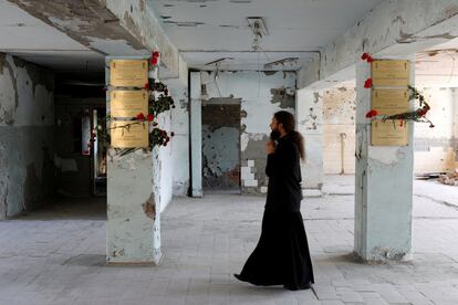 Un sacerdote entra en la escuela de Beslán, en la república rusa de Osetia del Norte, el 3 de septiembre, durante el 15º aniversario del asalto con rehenes, que se saldó con más de 200 personas muertas en 2004, entre ellos decenas de niños de la escuela.