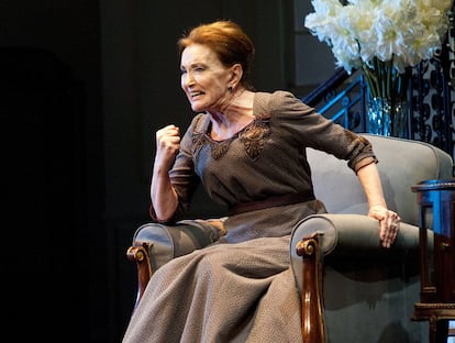 Núria Espert en la representación de la obra 'La loba', de Lillian Hellman, montada por el Centro Dramático Nacional, en abril de 2012.