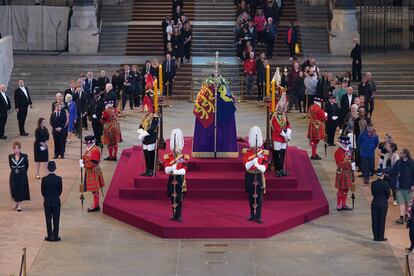 Numerosos ciudadanos pasan a presentar sus respetos ante el féretro de Isabel II, este miércoles en Westminster Hall.