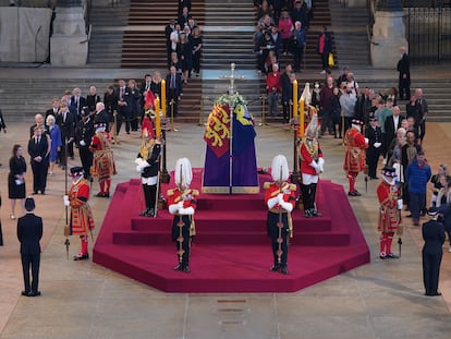 Numerosos ciudadanos pasan a presentar sus respetos ante el féretro de Isabel II, este miércoles en Westminster Hall.