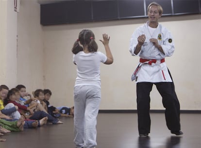 Una ni?a practica artes marciales en unos talleres contra el acoso escolar.