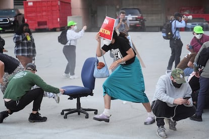Los agentes utilizaron gas lacrimógeno para dispersar a los manifestantes. 