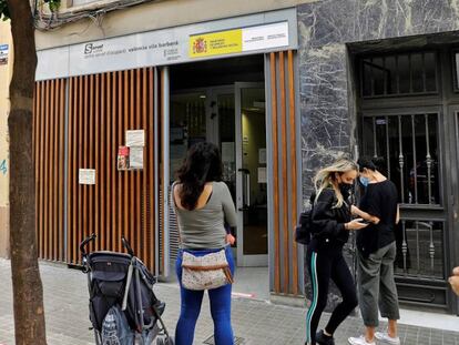 Varias personas hacen cola a las puertas de una oficina del Servicio Valenciano de Empleo y Formación (Servef).